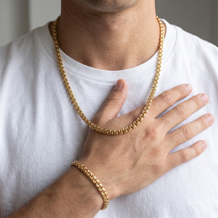 Conjunto de cadena y pulsera tejido chino en oro laminado 18k de El Rey Joyero sobre hombre con camiseta blanca