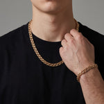Conjunto de cadena y pulsera tejido chino en oro laminado 18k de El Rey Joyero sobre camiseta negra