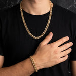 Conjunto de cadena y pulsera tejido chino en oro laminado 18k de El Rey Joyero sobre camiseta negra