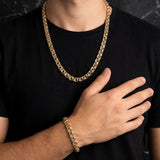 Conjunto de cadena y pulsera tejido chino en oro laminado 18k de El Rey Joyero sobre camiseta negra
