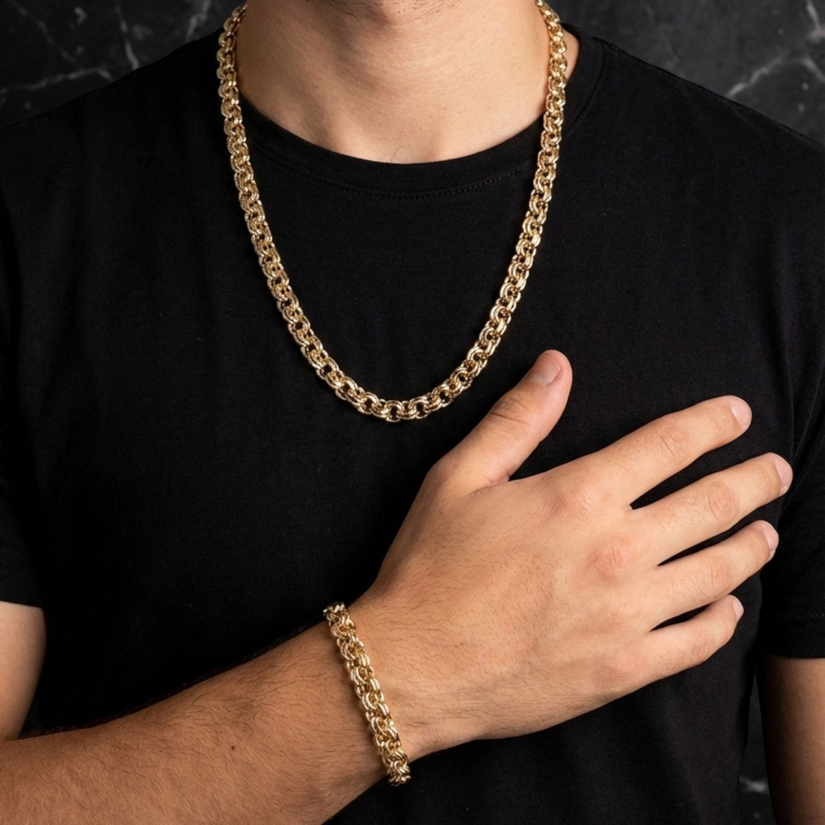 Conjunto de cadena y pulsera tejido chino en oro laminado 18k de El Rey Joyero sobre camiseta negra