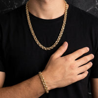 Conjunto de cadena y pulsera tejido chino en oro laminado 18k de El Rey Joyero sobre camiseta negra