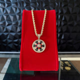 Set de cadena y dije de ruleta con detalles en esmalte rojo y negro de El Rey Joyero sobre expositor de terciopelo