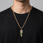 Kit El Rey Joyero con dije de San Judas en tono dorado y verde con cadena de eslabones tipo cuerda sobre camiseta negra