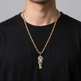 Kit El Rey Joyero con dije de San Judas en tono dorado y verde con cadena de eslabones tipo cuerda sobre camiseta negra
