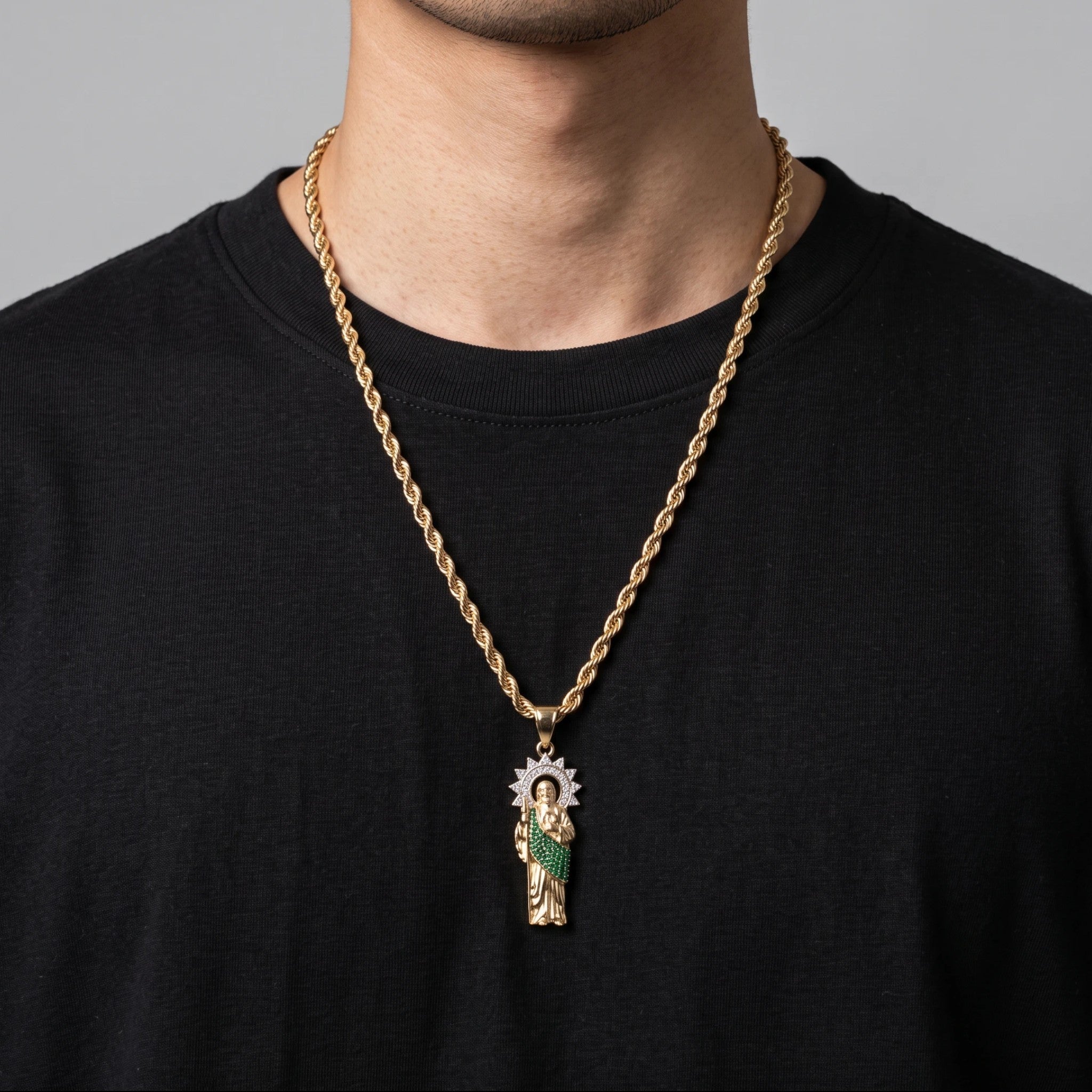 Kit El Rey Joyero con dije de San Judas en tono dorado y verde con cadena de eslabones tipo cuerda sobre camiseta negra