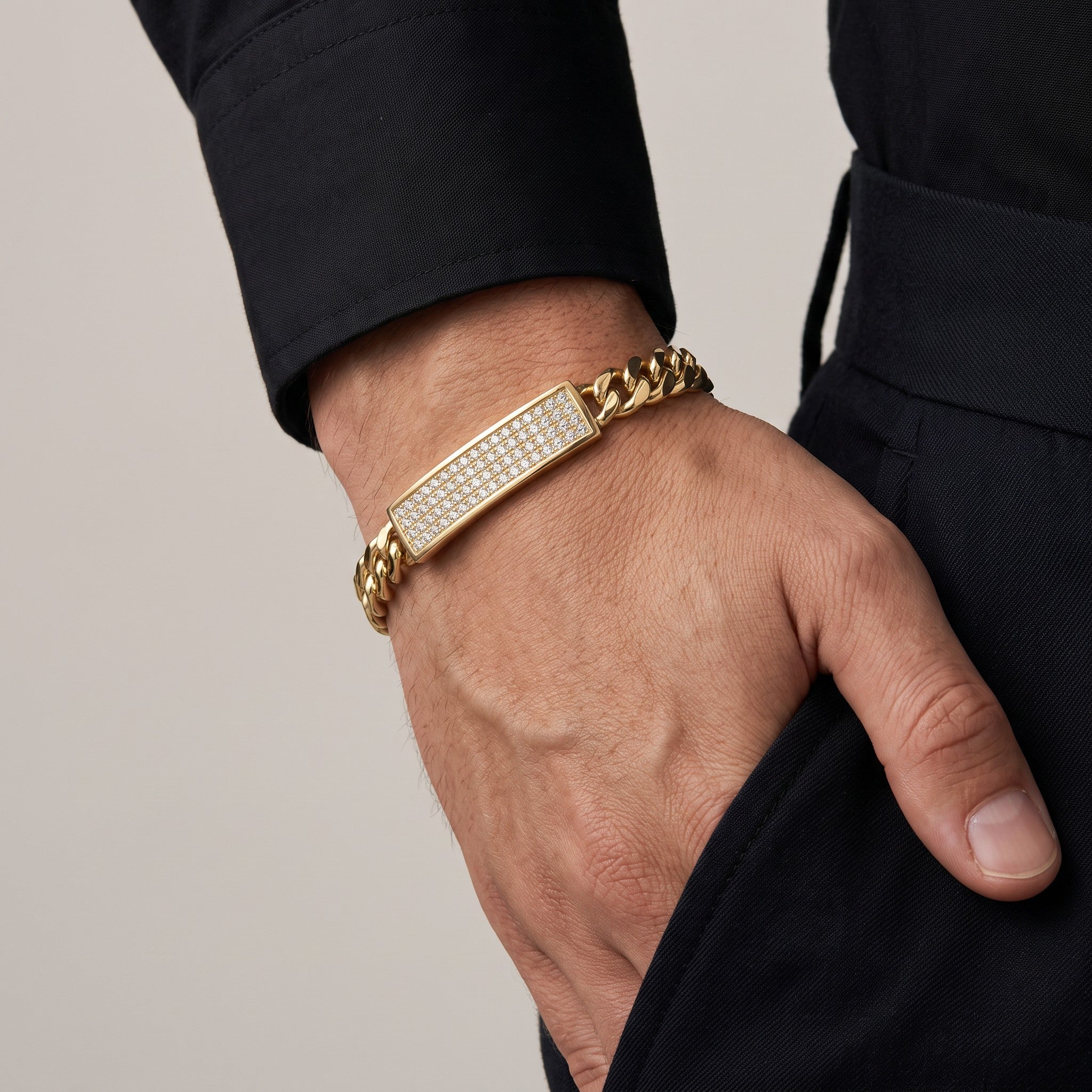 Esclava El Rey Joyero de oro laminado 18k con placa central diamantada y eslabones barbados en muñeca masculina