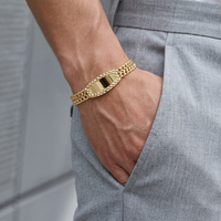 Esclava Petatillo Diamantada de El Rey Joyero en oro con placa central brillante sobre muñeca masculina