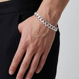Pulsera barbada de 6mm en plata .925 de El Rey Joyero lucida en la muñeca de un hombre con pantalón negro