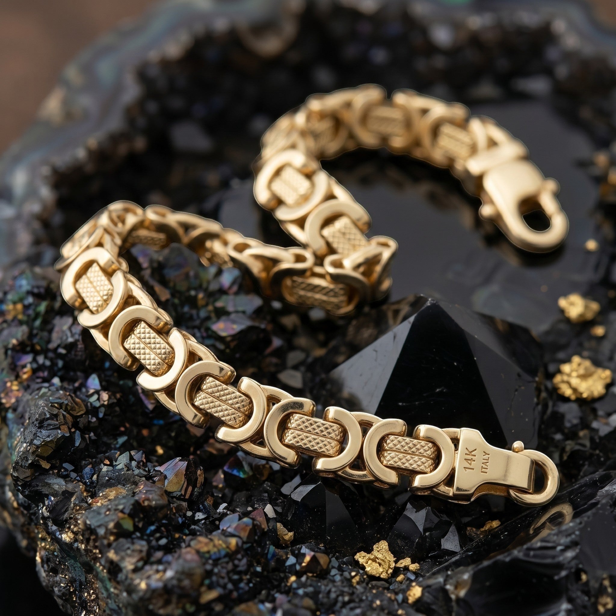 Pulsera de eslabones bizantinos de El Rey Joyero en oro laminado con cierre de mosquetón sobre piedra negra brillante