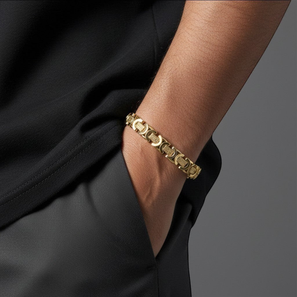 Pulsera de eslabones estilo bizantino en oro laminado de El Rey Joyero lucida en la muñeca de un hombre.