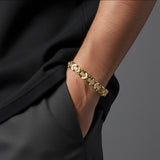Pulsera de eslabones estilo bizantino en oro laminado de El Rey Joyero lucida en la muñeca de un hombre.