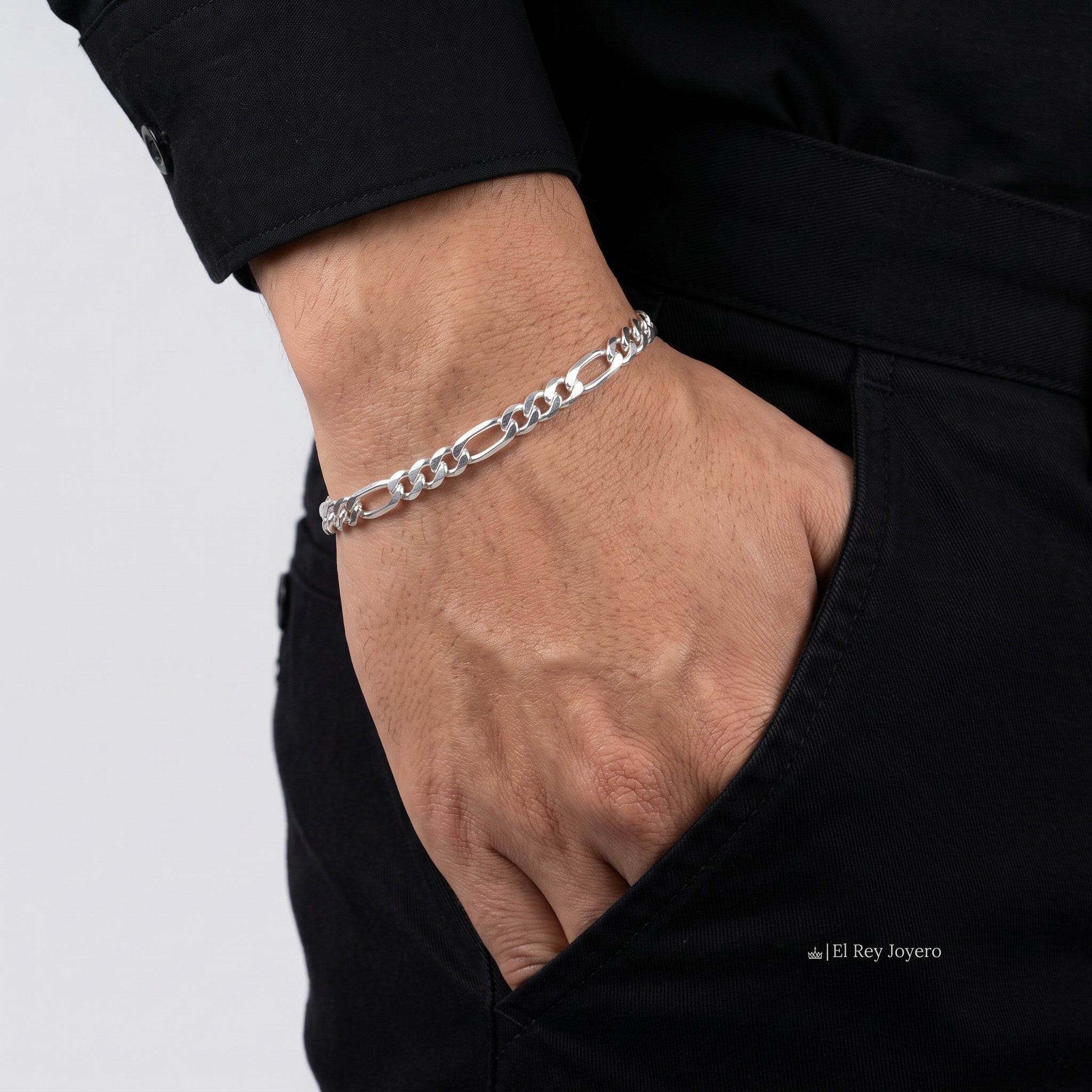 Pulsera Cartier de 4mm en plata .925 de El Rey Joyero lucida en la muñeca de un hombre con camisa negra