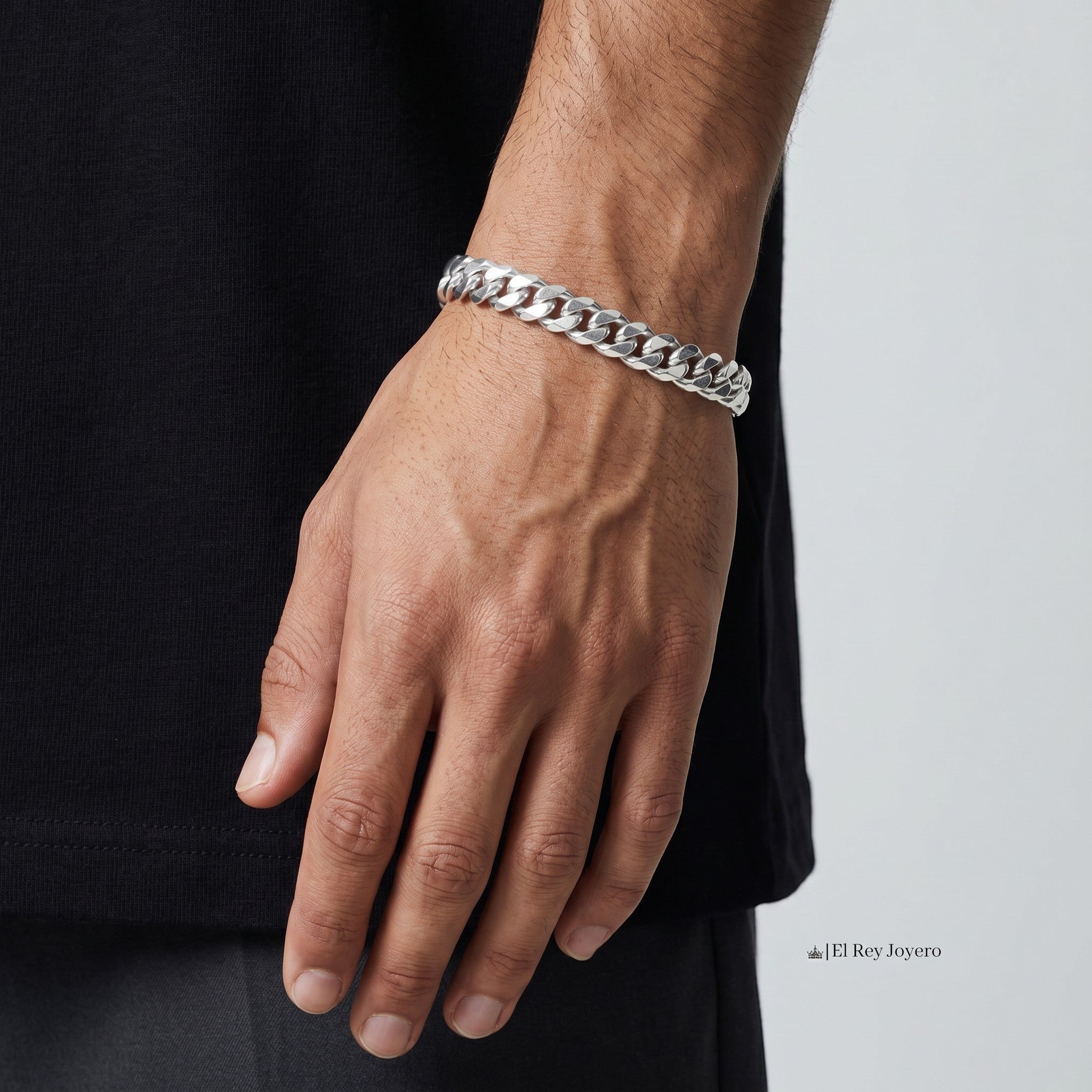 Pulsera cubana de 8mm en plata .925 sólida de El Rey Joyero, con diseño italiano clásico en la muñeca de un hombre.