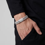Pulsera cubana El Rey Joyero de oro laminado blanco 18k con zirconias 5A y broche de caja en muñeca masculina