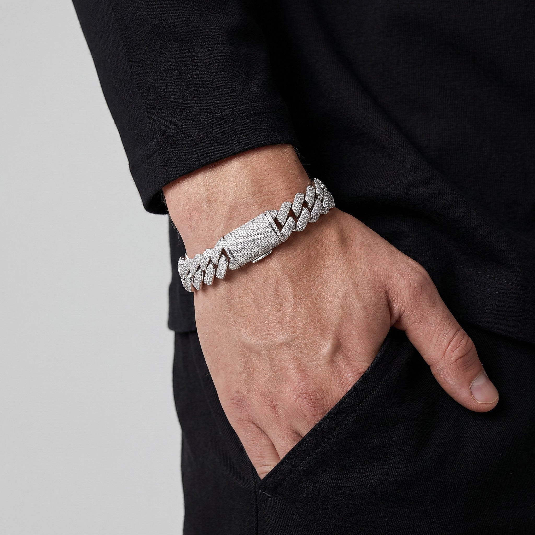 Pulsera cubana El Rey Joyero de oro laminado blanco 18k con zirconias 5A y broche de caja en muñeca masculina