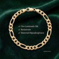 Pulsera El Rey Joyero estilo figaro de oro laminado 18k con eslabones de 7mm sobre fondo de terciopelo azul oscuro