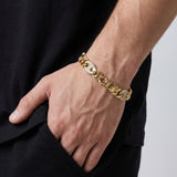 Pulsera El Rey Joyero estilo figaro 3-1 bitono en oro laminado 18k con eslabones brillantes en muñeca masculina
