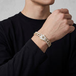 Pulsera tipo cadena Mónaco con acabado diamantado y cierre brillante de El Rey Joyero en la muñeca de un hombre