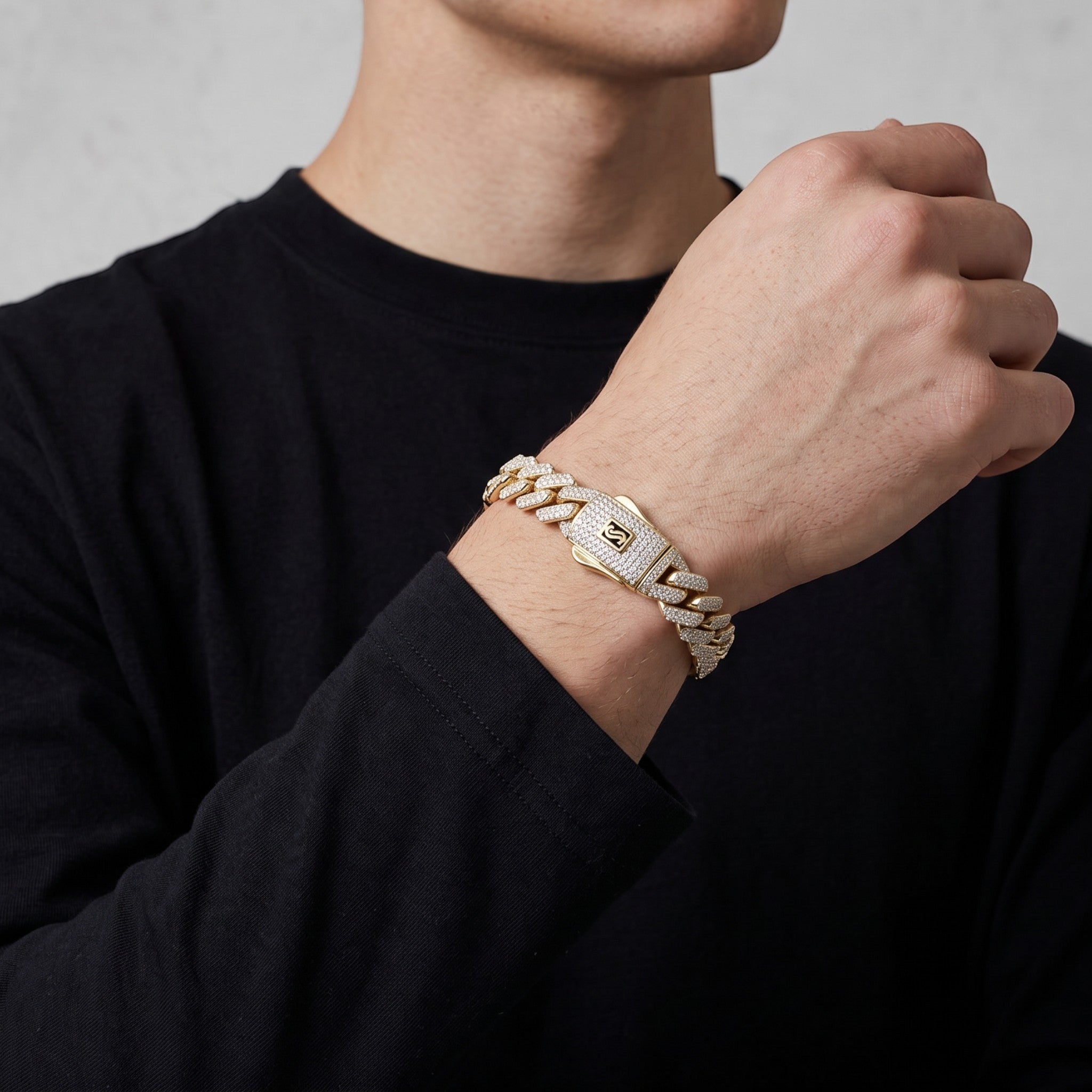 Pulsera tipo cadena Mónaco con acabado diamantado y cierre brillante de El Rey Joyero en la muñeca de un hombre