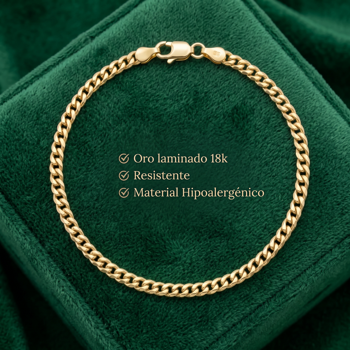 Pulsera Mónaco delgada de El Rey Joyero en oro laminado 18k sobre un estuche de terciopelo verde esmeralda.