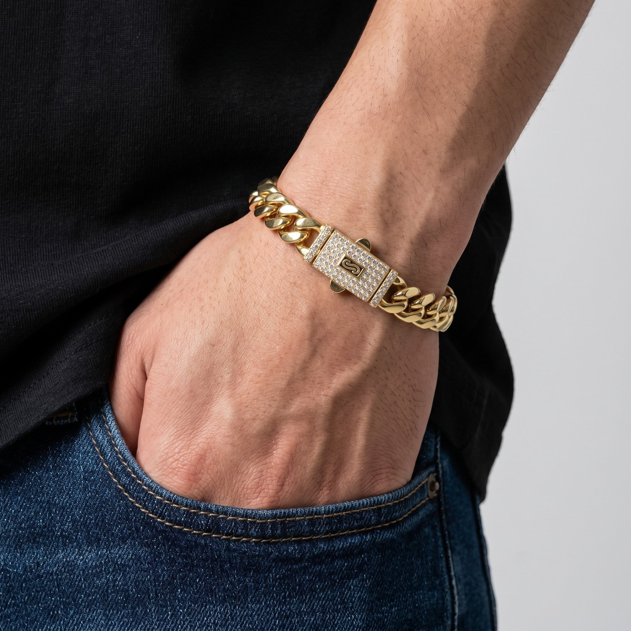 Pulsera El Rey Joyero estilo Mónaco en oro laminado 18k con broche de caja y circonitas en muñeca masculina