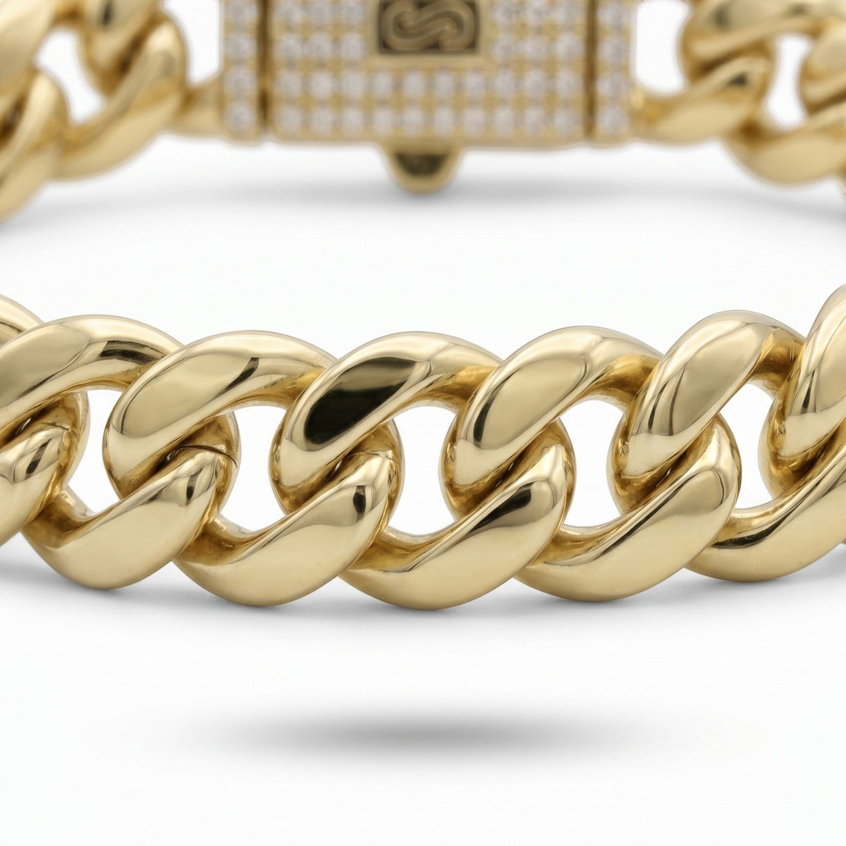 Pulsera estilo Mónaco de El Rey Joyero en oro laminado 18k con eslabones gruesos y broche de caja con circonitas