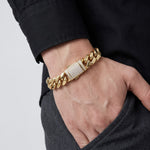 Pulsera El Rey Joyero estilo chino en oro laminado 18k con eslabones gruesos y broche pavé brillante en la muñeca