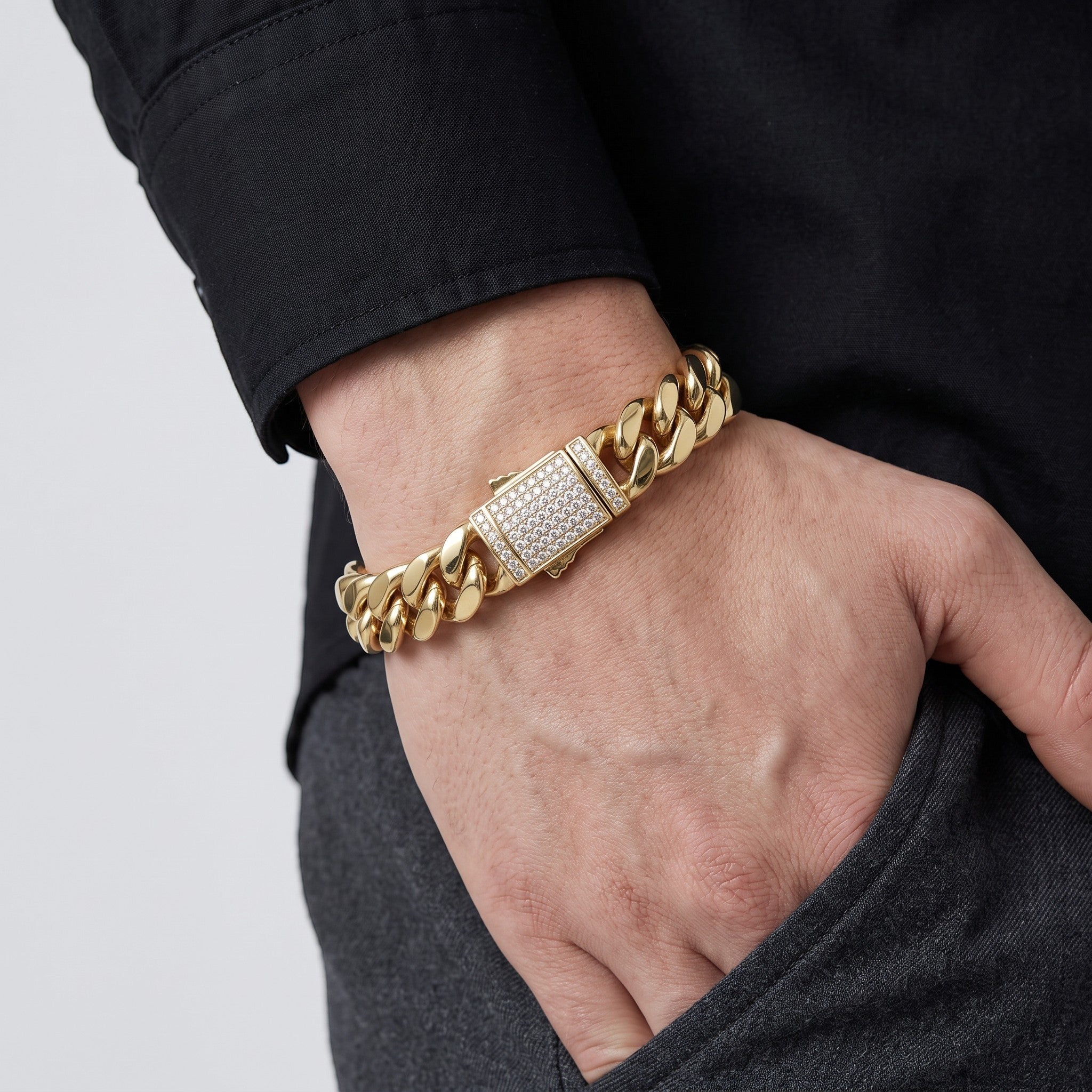 Pulsera El Rey Joyero estilo chino en oro laminado 18k con eslabones gruesos y broche pavé brillante en la muñeca