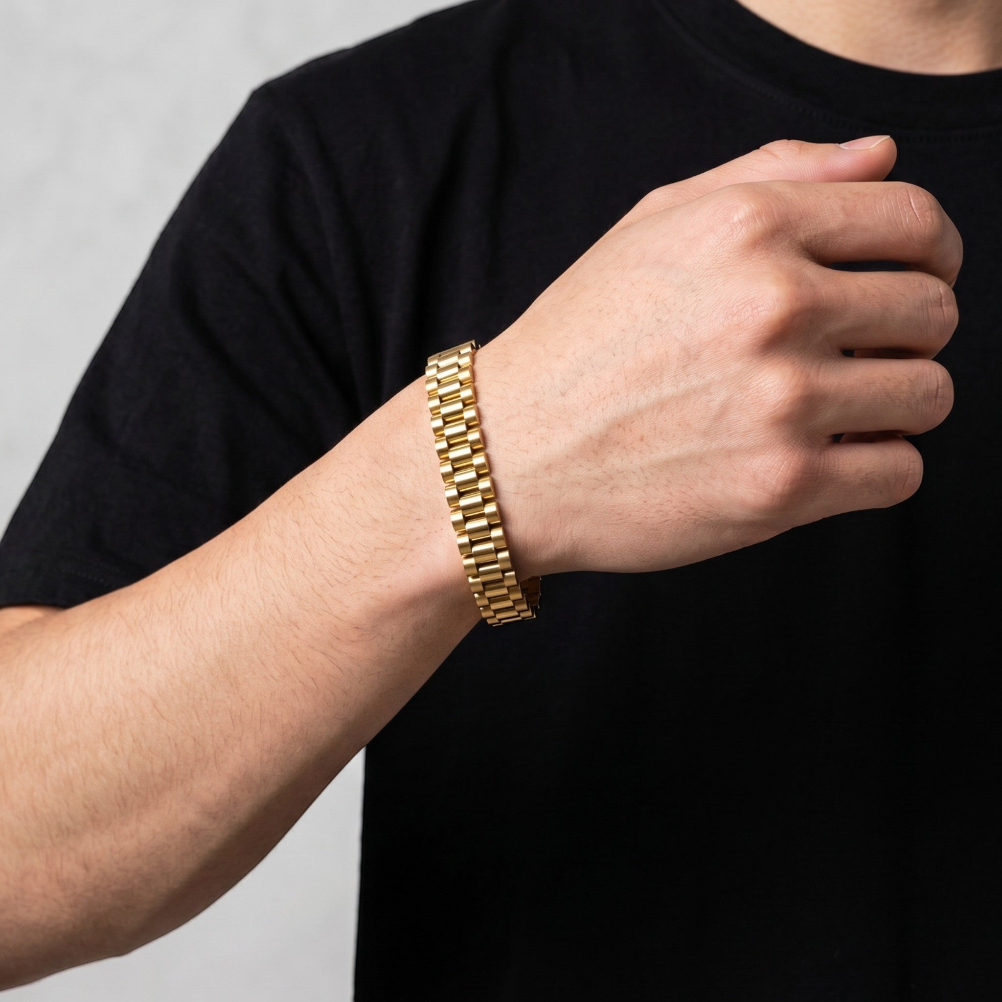 Pulsera estilo Rolex de El Rey Joyero en oro laminado 18k, con eslabones clásicos en la muñeca de un hombre.