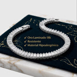 Pulsera tenis El Rey Joyero de oro laminado blanco 18k con zirconias corte baguette sobre base de mármol y terciopelo