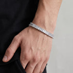 Pulsera tenis El Rey Joyero de oro laminado blanco 18k con zirconias corte baguette en muñeca masculina