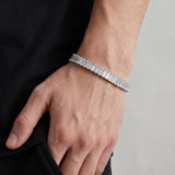 Pulsera tenis El Rey Joyero de oro laminado blanco 18k con zirconias corte baguette en muñeca masculina