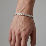 Pulsera torzal de plata .925 de 6mm de El Rey Joyero en la muñeca de un hombre