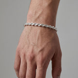 Pulsera torzal de plata .925 de 6mm de El Rey Joyero en la muñeca de un hombre