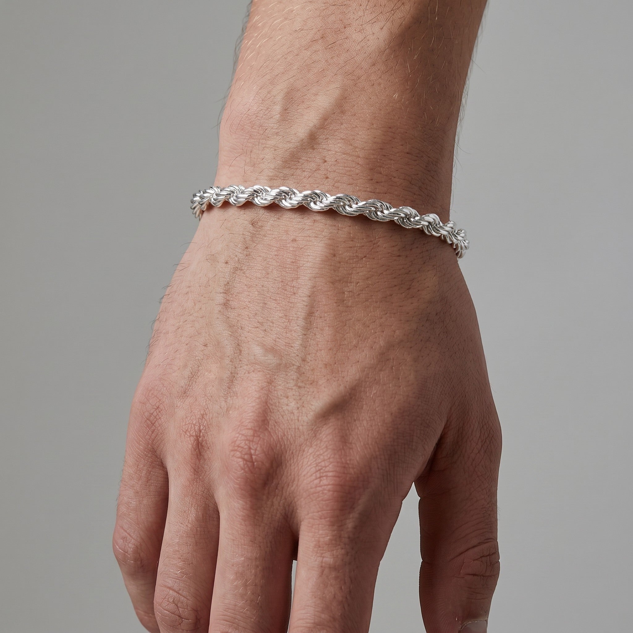 Pulsera torzal de plata .925 de 6mm de El Rey Joyero en la muñeca de un hombre