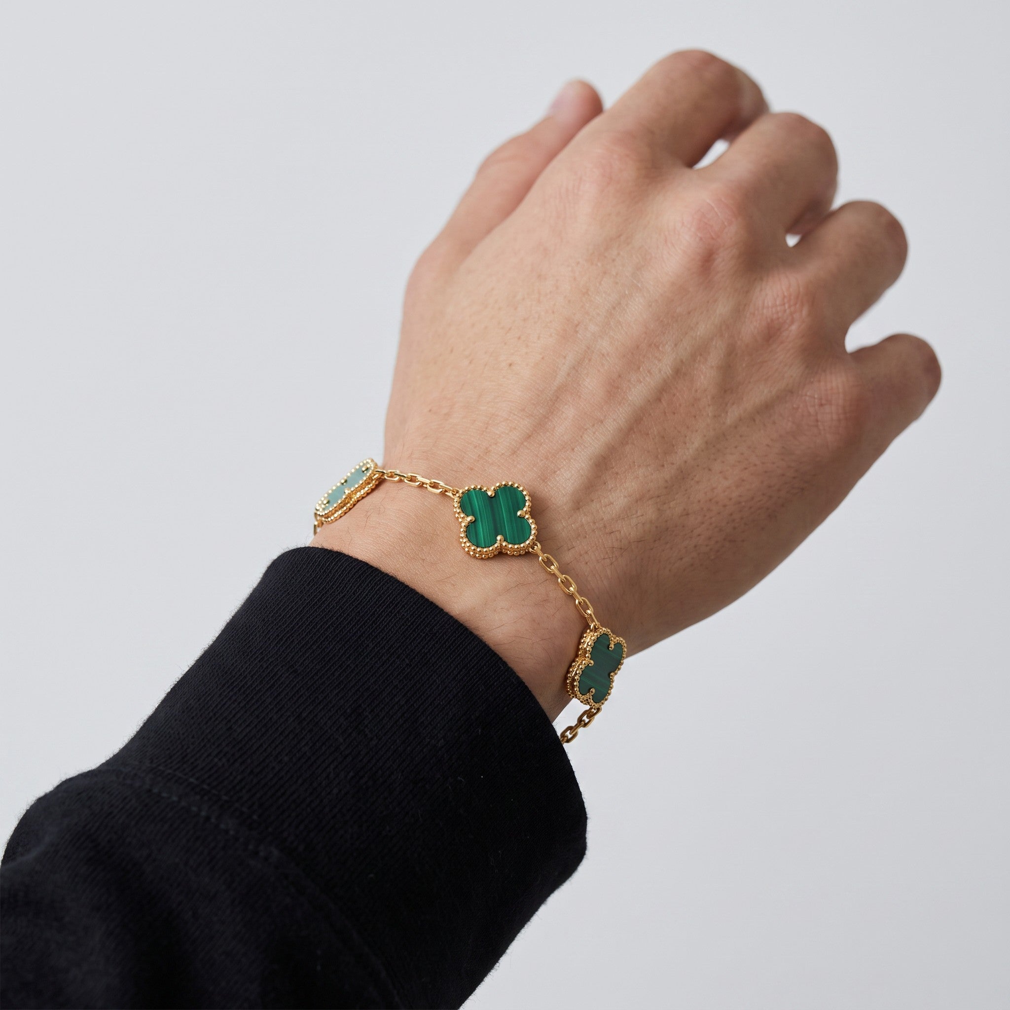 Pulsera El Rey Joyero estilo trébol con piedras verdes y cadena de oro laminado 18k en muñeca