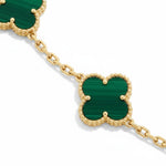 Pulsera El Rey Joyero estilo trébol con piedras verdes y eslabones de oro laminado de 18k