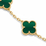Pulsera El Rey Joyero estilo trébol con piedras verdes y eslabones de oro laminado de 18k