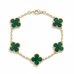 Pulsera El Rey Joyero estilo trébol con piedras verdes y eslabones de oro laminado de 18k
