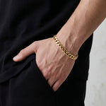 Pulso Barbado de El Rey Joyero en oro laminado 18k con eslabones de 7mm en la muñeca de un hombre