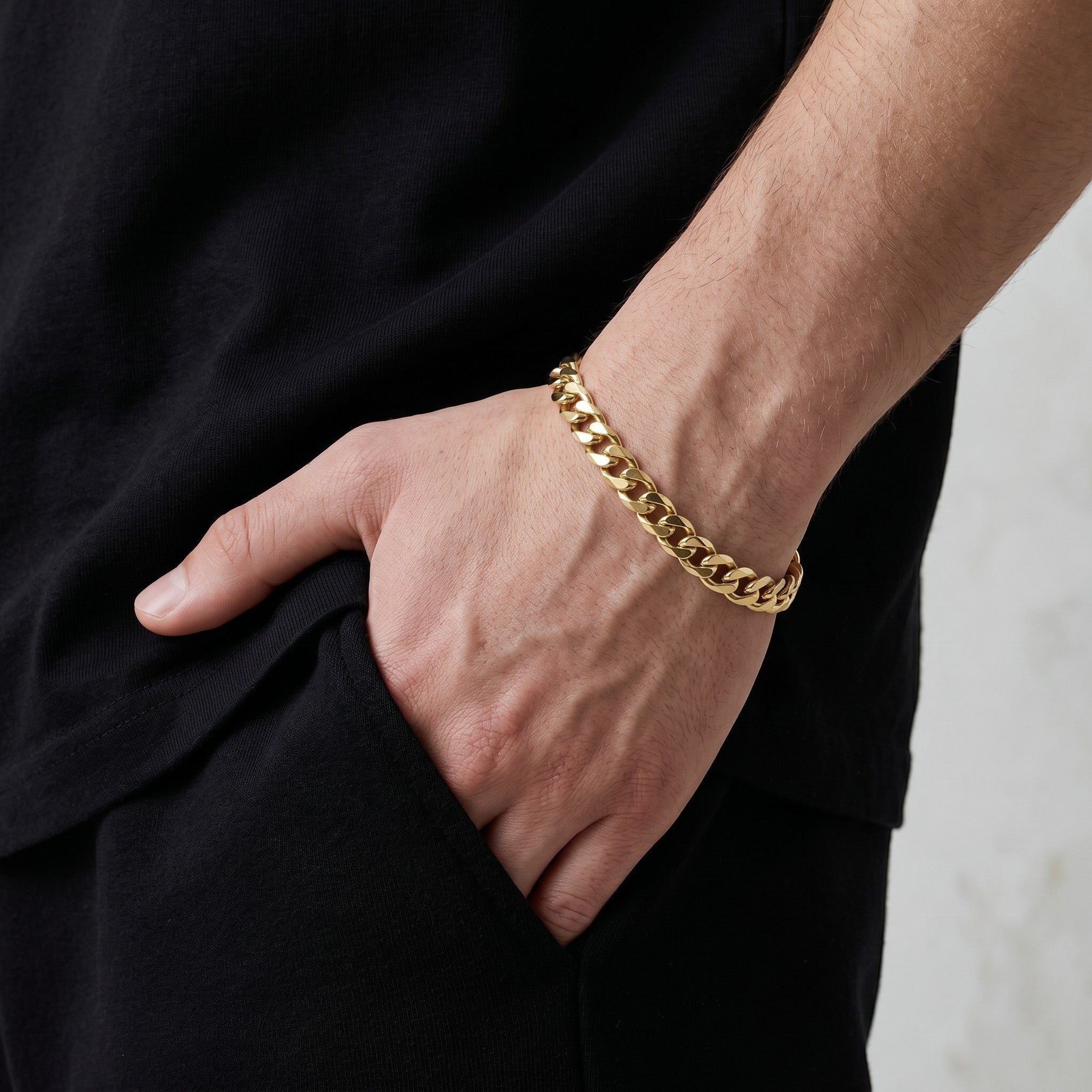 Pulso Barbado de El Rey Joyero en oro laminado 18k con eslabones de 7mm en la muñeca de un hombre