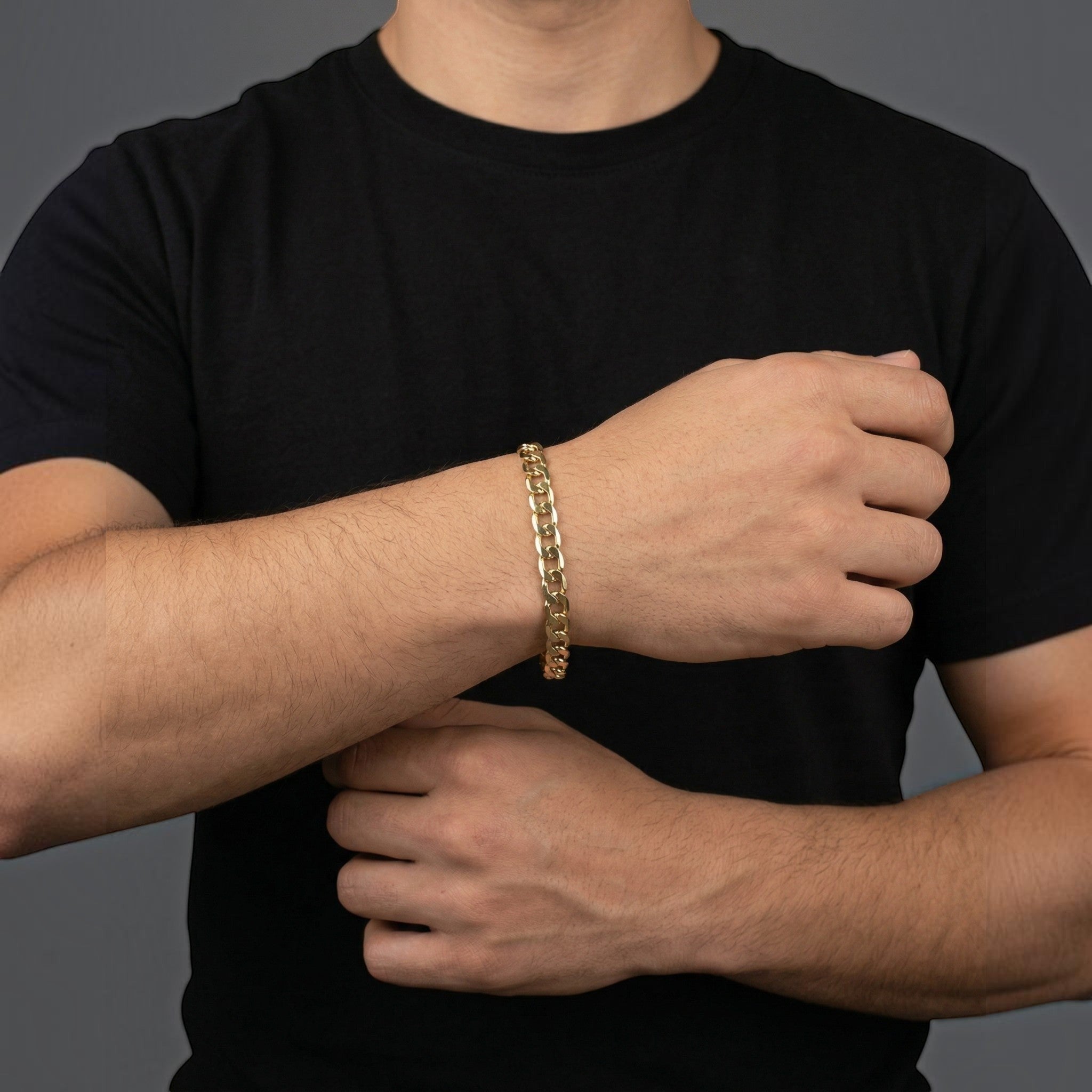 Pulso barbado de oro laminado 18k de El Rey Joyero, 7mm de ancho, lucido en la muñeca de un hombre.