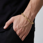Pulso Fígaro grueso de El Rey Joyero en oro laminado 18k, con eslabones brillantes sobre muñeca masculina.