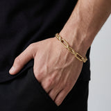 Pulso Fígaro grueso de El Rey Joyero en oro laminado 18k, con eslabones brillantes sobre muñeca masculina.