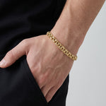 Pulso tejido chino de El Rey Joyero en oro laminado 18k, diseño elegante de 5 mm en la muñeca de un hombre.