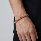 Pulso tejido romano de El Rey Joyero en oro laminado 18k con eslabones bizantinos de 6 mm en la muñeca de un hombre.