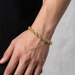 Pulso torzal grueso de 8mm en oro laminado 18k de El Rey Joyero, diseño trenzado elegante en muñeca masculina.