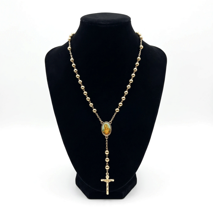 Rosario El Rey Joyero de oro laminado 18k de 60 cm con cuentas doradas y dije de la Virgen en maniquí negro