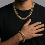 Set de cadena y pulsera estilo cubano Mónaco con baño de oro 18k de El Rey Joyero sobre camiseta negra
